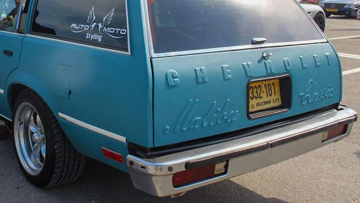 והבלטות דקורטיביות של המילים Chevrolet Malibu Classic