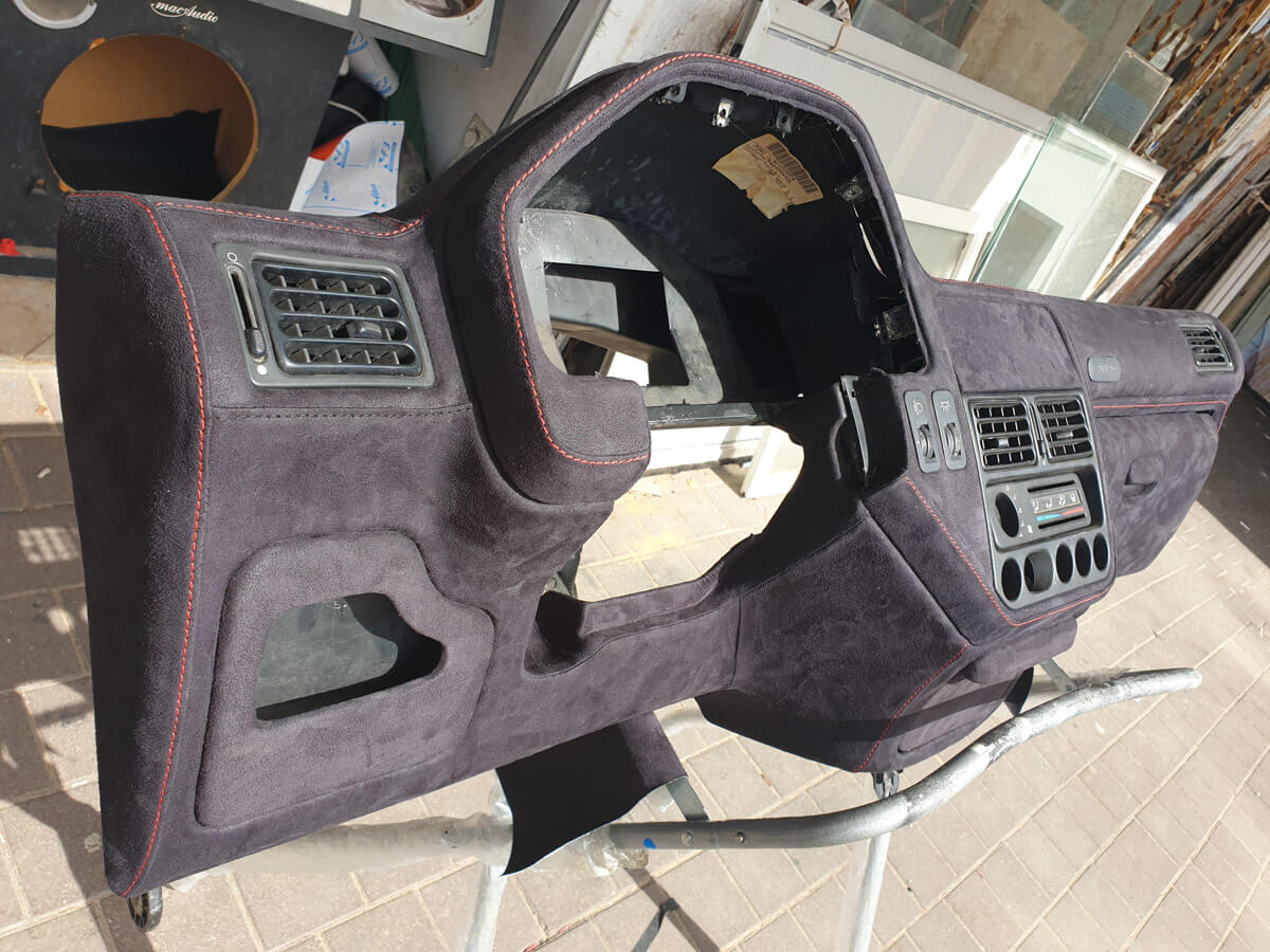 ריפוד דשבורד בד שחור בתפירה אדומה