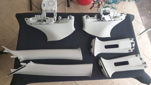 קורות רכב לבנות על שולחן