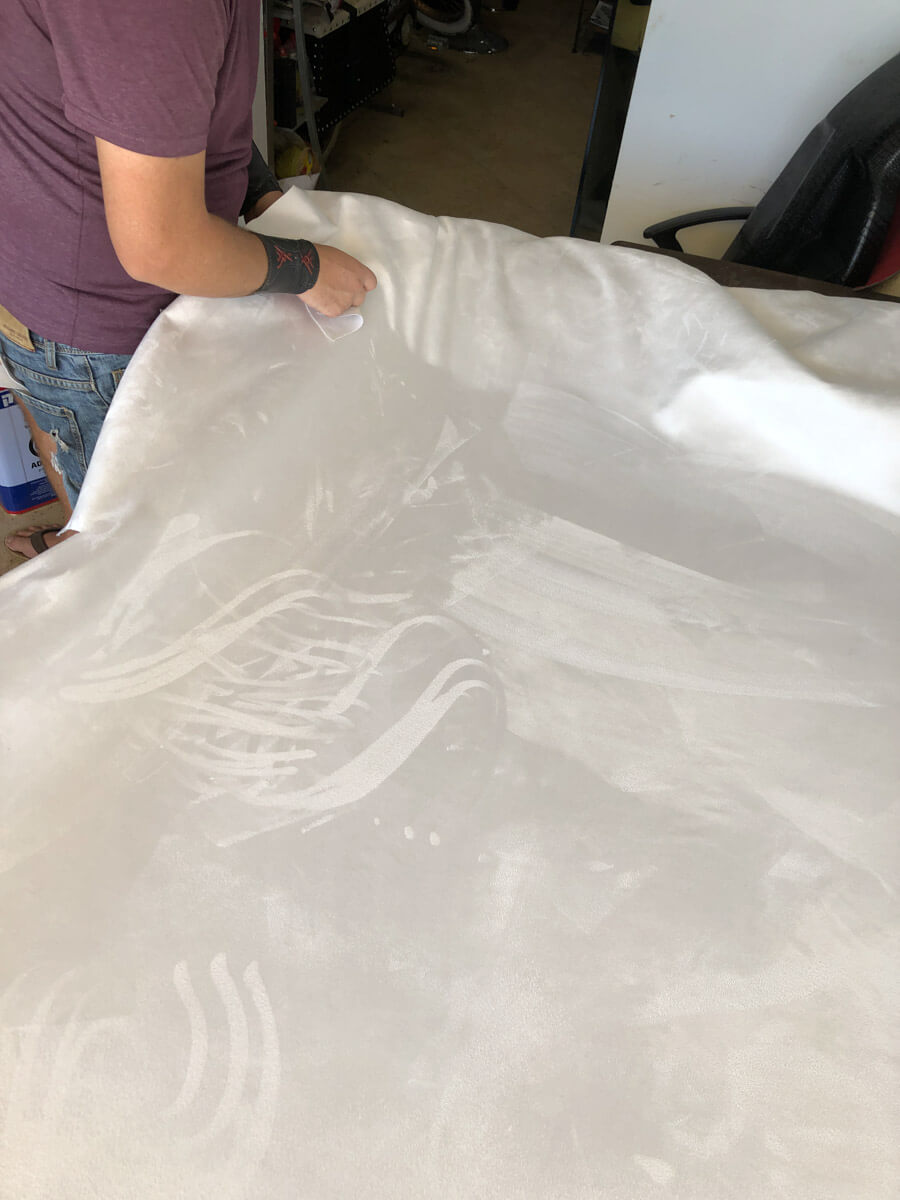 גבר מרפד גג בבד לבן במרקם מיוחד