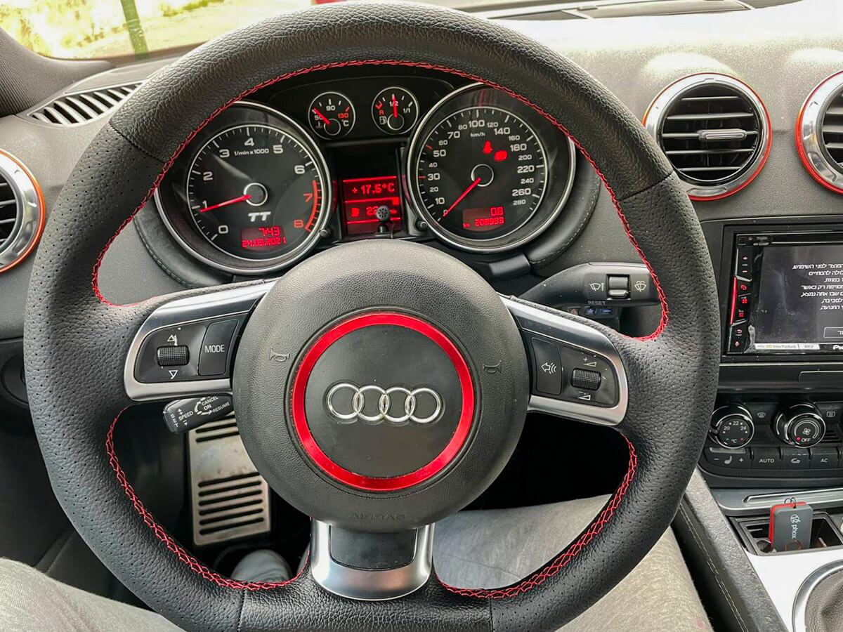 הגה AUDI דומי עור שחור מחורר ותפר אדום