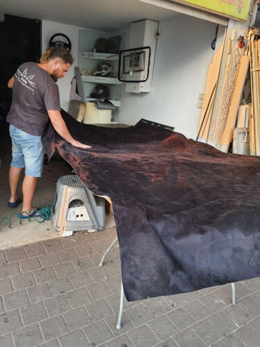 גבר מסדר בד שחור לפני ריפוד גג