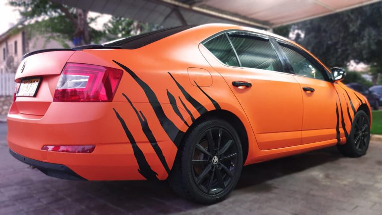 ציפוי ויניל לרכב כתום ושחור